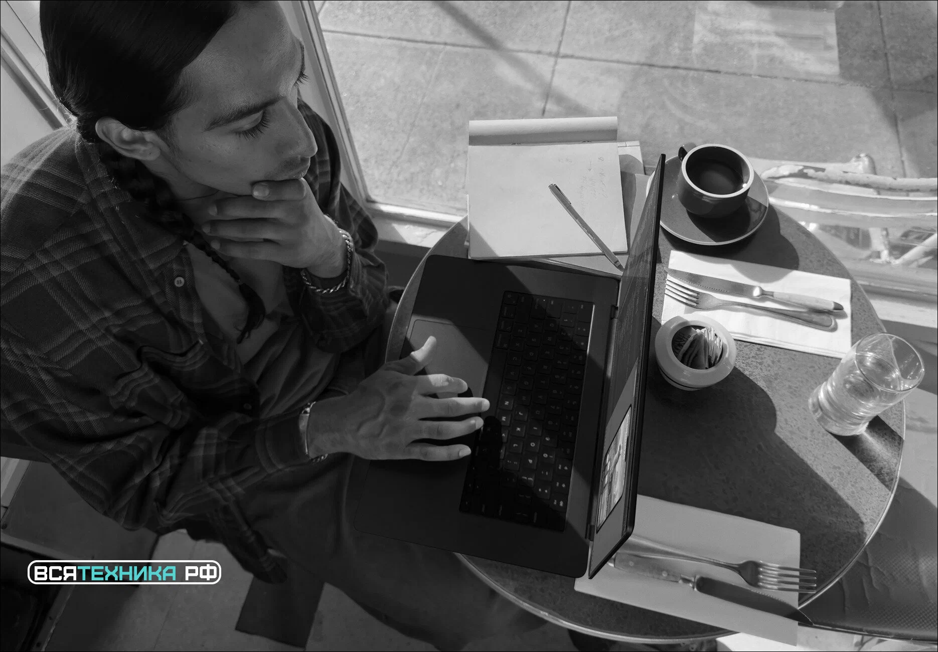 Ноутбук Apple MacBook Pro 14" (2024), M4 Pro, 24/512Gb, SSD, (MX2H3), Space Black изображение 9