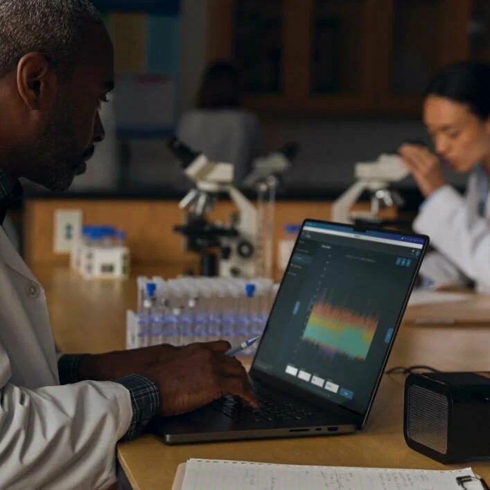 Ноутбук Apple MacBook Pro 16" (2024), M4 Max, 36/1Tb, SSD, (MX2V3), Silver изображение 8